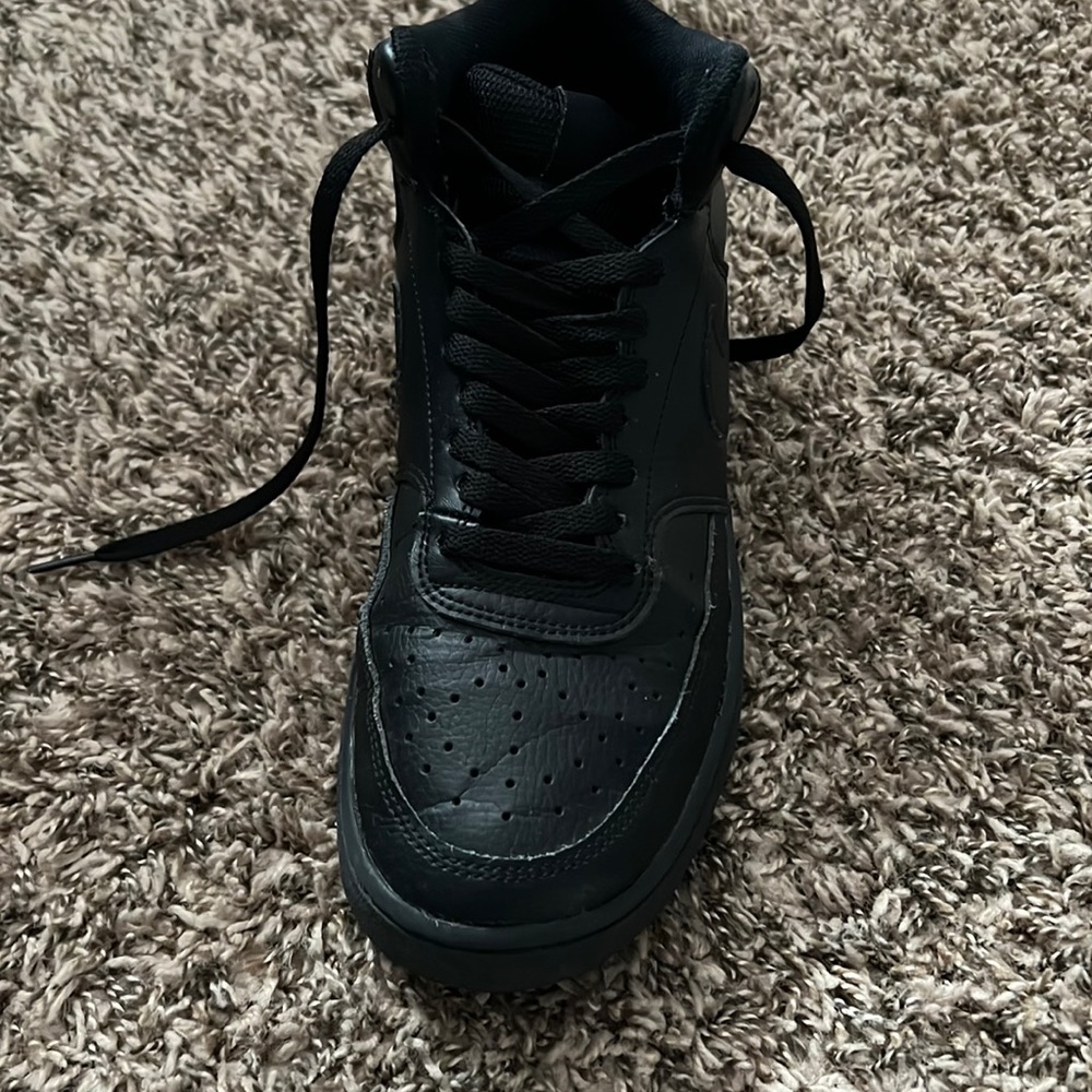 Size 8,5 wore them twice and I need to make money they are court visions